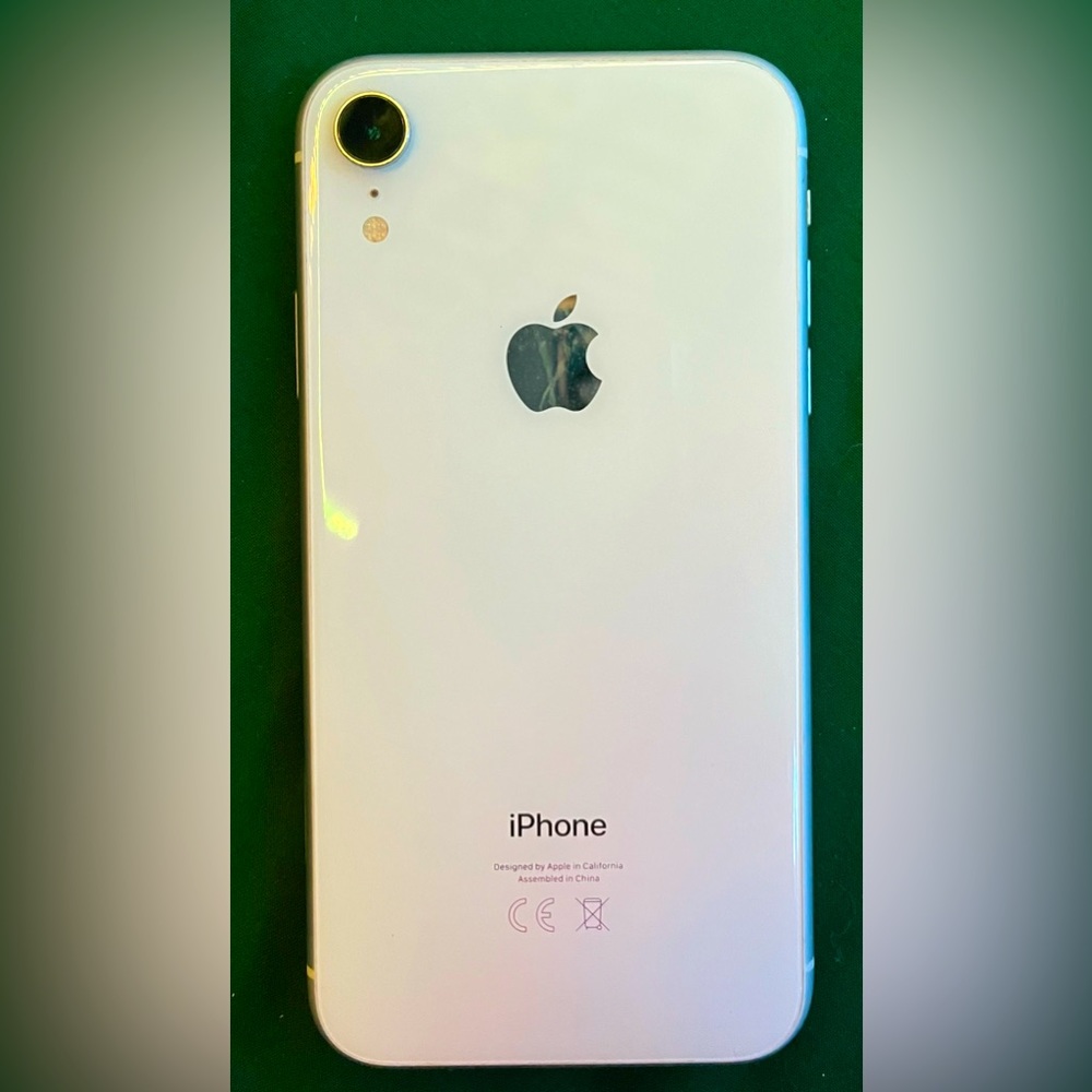 Apple iPhone XR 64GB fully unlocked+ 8 phone cases included